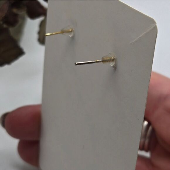 "5/$25" Mismatched Goldtone Green Jade Colored/Burgundy Teardrop Stud Earrings - Picture 3 of 6